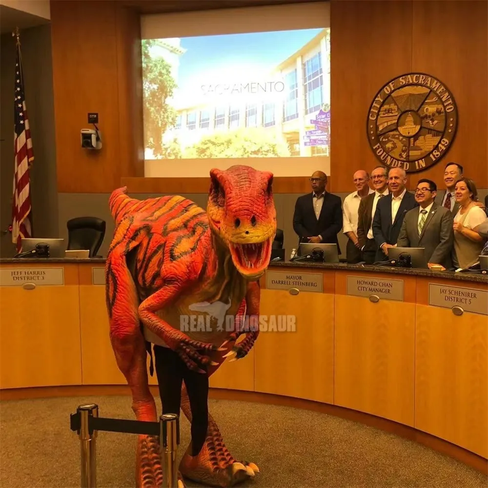 Vero dinosauro a piedi vestito del costume della mascotte