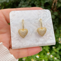 1 paire de clous d'oreille en cuivre incrusté de zircon plaqué or 18 carats en forme de cœur géométrique de style moderne