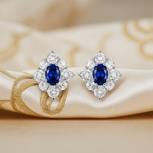 Orecchini a Perno Classici con Zaffiro, Forma a Fiore per Donna, Montatura a Griffe, Diamanti Taglio Brillante Rotondo, Gioielli Raffinati da Matrimonio - Product Image 2