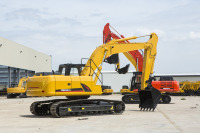 Excavadora de cadenas mediana Skymard de 24 toneladas, modelo XG825FL, con cucharón estándar de 1.2 m³ y sistema de línea de tuberías para martillo hidráulico