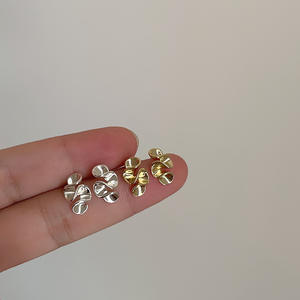 Pendientes de Flores Crema con Pliegues Mini Elegantes y Modernos, Pendientes de Moda de Lujo Ligero y Versátiles - Product Image 3