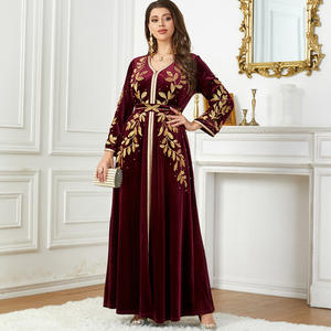 Abaya Lunga Invernale in Velluto con Motivo Floreale, <span class=keywords><strong>Abbigliamento</strong></span> Islamico, Vestito Arabo Ricamato per Donne Musulmane di Dubai - Product Image 3