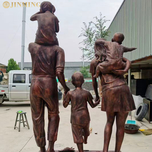 Una familia de tres esculturas de plástico reforzado con fibra de vidrio (FRP) con un tema para padres e hijos, con una madre y un hijo - Product Image 5