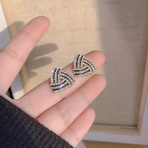 Orecchini a triangolo da donna, gioielli minimalisti alla moda per l'ufficio - Product Image 2