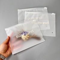 Sacs à fermeture éclair givrés personnalisés à prix abordable avec logo imprimé, petits sacs en plastique à fermeture éclair pour emballage cosmétique et vêtements