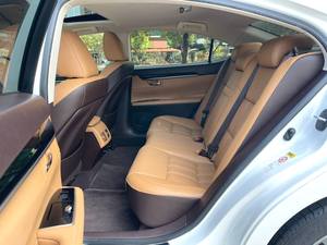Lexus ES 200, une berline hybride haut de gamme avec un <span class=keywords><strong>espace</strong></span> spacieux et une faible consommation de carburant. - Product Image 4