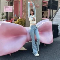 Décoration murale en forme de nœud rose pour influenceurs, idéale pour les boutiques de vêtements haut de gamme, restaurants, ou comme accessoire photo pour l'accueil, disponible en version sur pied.