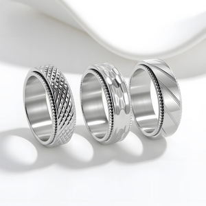 Joyería de acero de titanio personalizada transfronteriza, estilo punk, 8mm, con diseño de malla floral giratoria, chapado al vacío en titanio. - Product Image 3