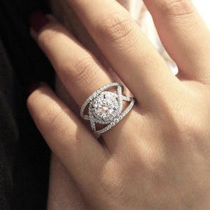 Anello da Donna Q592 in Oro Bianco con Diamante Naturale Taglio Brillante Rotondo, Anello di Fidanzamento Colore G con Design Halo - Product Image 3