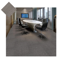 Carreaux de tapis de bureau modernes et écologiques 50x50 hôtel de luxe revêtement de sol en polypropylène PP ignifuge Carreaux de tapis support en PVC