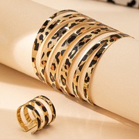 1 ensemble de bijoux fantaisie pour femme : bracelet et bague en métal irrégulier à imprimé léopard, style hyperbole, idéal pour les fêtes, les sorties, les voyages et comme cadeau de vacances