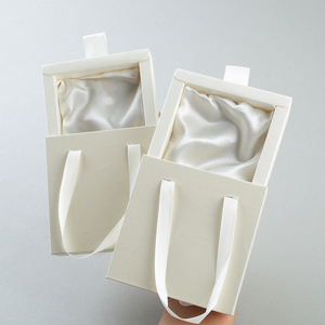 Boîte d'emballage de bijoux avec tiroir coulissant et logo personnalisé, avec poignée en ruban, boîte en carton de luxe avec insert en satin pour boucles d'oreilles, bagues, etc. - Product Image 3