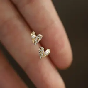 Boucles d'oreilles tendance en perles zircone mignonnes vintage 2024 avec forme de coeur en gros mode petites boucles d'oreilles amour coeur s 925