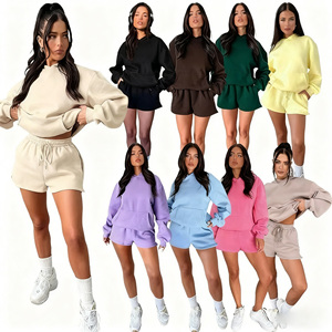 Conjunto de Dos Piezas de Ropa Casual para Mujer Otoño Invierno con Logotipo Personalizado, Sudadera con Capucha, Pantalones Cortos Deportivos, Tejido Sólido Irregular - Product Image 1