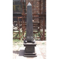 Obélisque pyramidal vintage en fer forgé, grand ornement de jardin antique, sculpture artisanale vieillie pour l'aménagement paysager extérieur