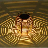 Lanterne solaire Décoration de patio extérieur Lanterne de table en osier Étanche Lumière solaire en rotin pour patio pelouse jardin