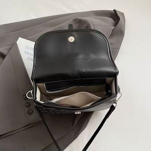 กระเป๋าสะพายข้างผ้าแคนวาสพิมพ์ลายตัวอักษรทันสมัยสำหรับผู้หญิง - Product Image 2