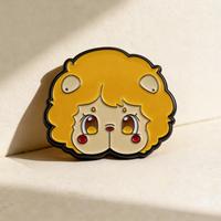 Badge en métal émaillé personnalisé avec personnage de dessin animé mascotte pour vêtements et sacs, idéal comme cadeau d'entreprise