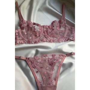 Ensemble de lingerie rose avec détails en forme de cœur, soutien-gorge et string de haute qualité, style romantique confortable, décoration avec nœud, design à bonnets rembourrés - Product Image 3