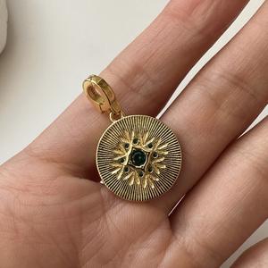 Colgante Retro de Lujo en Plata de Ley S925 con Circonita Verde, Diseño Vintage en Relieve, Joyería con Piedra Principal de Perla-Platino - Product Image 2