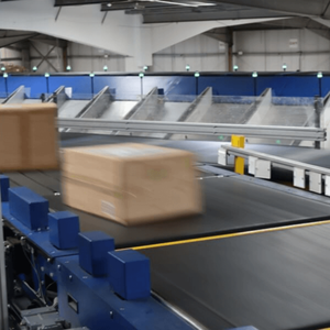 Smistatore a Nastro Truelisort, Soluzione di Smistamento ad Alte Prestazioni per Centri di Distribuzione Pacchi - Product Image 1