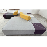 Canapé modulable pour espace public de l'hôtel Aloft by Marriott, canapé d'angle, chaise sans accoudoirs en bois