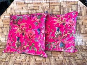 Housse de coussin carrée rose à motif d'oiseaux imprimé à la main, taie d'oreiller décorative bohème rose pour canapé et maison - Product Image 2