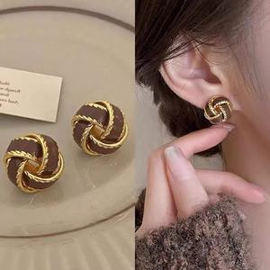 Boucles d'oreilles clous en alliage de zinc plaqué or, style rétro français haut de gamme, en forme de cœur, tendance pour femme, Nouvel An, automne/hiver - Product Image 4