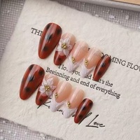 Faux ongles à presser en amande avec motif écaille de tortue ambrée, bout français blanc et accents floraux 3D, couleur nude pour femmes