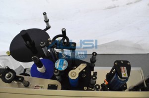 Ailusi เครื่องติดฉลากสติกเกอร์ขวดทรงสี่เหลี่ยมแบนแชมพูสองด้านแบบอัตโนมัติเต็มรูปแบบสำหรับขวดแบน - Product Image 3