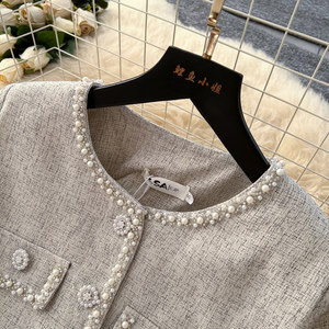 Ensemble deux pièces <span class=keywords><strong>chic</strong></span> <span class=keywords><strong>pour</strong></span> <span class=keywords><strong>femme</strong></span> 2026 : Robe de bureau et <span class=keywords><strong>jupe</strong></span> taille haute à boutons métalliques – Tenue de travail élégante - Product Image 4