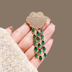 Broche de Luxo Feminino com Esmeralda e Design de Nuvem Grande com Franjas para Decoração de Suéter e Terno – Presente Fashion - Product Image 4