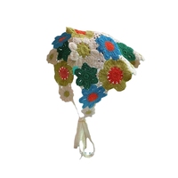 Pour les sorties printanières et automnales, j'ai porté un joli accessoire pour cheveux tricoté à la main, un foulard à fleurs, un foulard triangulaire.