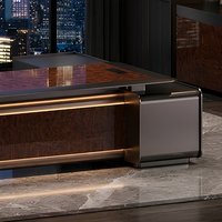 Bureau de direction avec hub d'alimentation intégré, texture bois de palisandre, table de direction, espace de travail professionnel