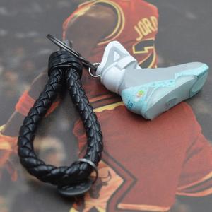 Porte-clés mini-sneaker 3D en plastique, modèle Back to the Future Bred Banned, pour dropshipping - Product Image 3