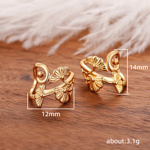 Orecchini a clip con foglie di pino da donna, design floreale minimalista, gioielli alla moda, accessorio elegante da indossare tutti i giorni - Product Image 3