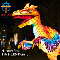 Lanterne géante de dinosaure en soie animatronique pour l'extérieur, sculpture lumineuse LED colorée de Raptor pour parc à thème