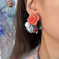 Vente en gros de boucles d'oreilles en tissu avec motif doux, bijoux tendances, boucles d'oreilles en forme de fleur et de perle pour femmes
