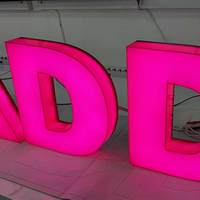 Enseigne LED en acrylique personnalisée, entièrement éclairée, étanche, à éclairage solide pour la publicité, la décoration murale des magasins, des chambres et des bars