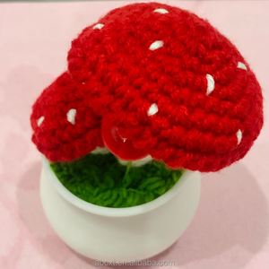 Maceta de hongos de ganchillo roja hecha a mano, mini, linda y terminada - Product Image 4