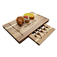Ensemble de planche à fromage en bois d'acacia avec tiroir coulissant - Grande planche à charcuterie avec 4 couteaux - Cadeau idéal pour un déménagement