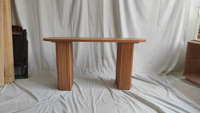 Ensemble de chambre à coucher moderne en bois avec lit, tables de chevet, armoire de rangement - Design contemporain, solutions de rangement personnalisables