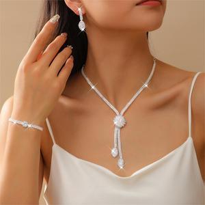 Parure de bijoux tendance 2026 avec boucles d'oreilles et collier à pampilles en zircon fleuri pour femme - Product Image 2