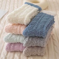 Chaussettes de sol d'hiver ultra-douces et moelleuses pour femmes Coral Velvet Fuzzy Plush Chaussettes thermiques pour femmes enceintes et seniors