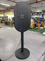 Photomaton LED Magic Mirror avec écran tactile, station de selfie pour location de mariage, fête ou événement.M