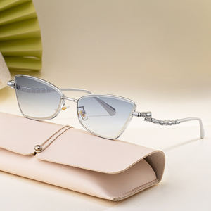 KAJILA ファッション トレンド デザイナー カスタムロゴ メタル キャットアイ ダイヤモンド付き UV400保護 シェード サングラス 女性用 - Product Image 2