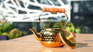 <span class=keywords><strong>Théière</strong></span> en acier inoxydable martelé doré avec poignée en bois, bouilloire portable pour le thé et le café, idéale pour la maison, la cuisine et le Ramadan - Product Image 2