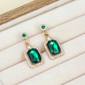 Nouvel ensemble de bijoux fantaisie 2026 pour femmes : collier, bague et boucles d'oreilles au design de niche, luxe léger et raffiné, pour un style affirmé. - Product Image 5