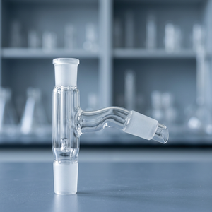 Appareil de distillation SAMCO LAB en verre borosilicaté avec tête de distillation plane inclinée et bras latéral angulaire pour usage en laboratoire - Product Image 2