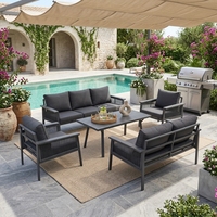 Ensemble de canapés d'extérieur modernes en aluminium et rotin tressé 7 places avec table basse à lattes pour villa, jardin, parc et hôtel